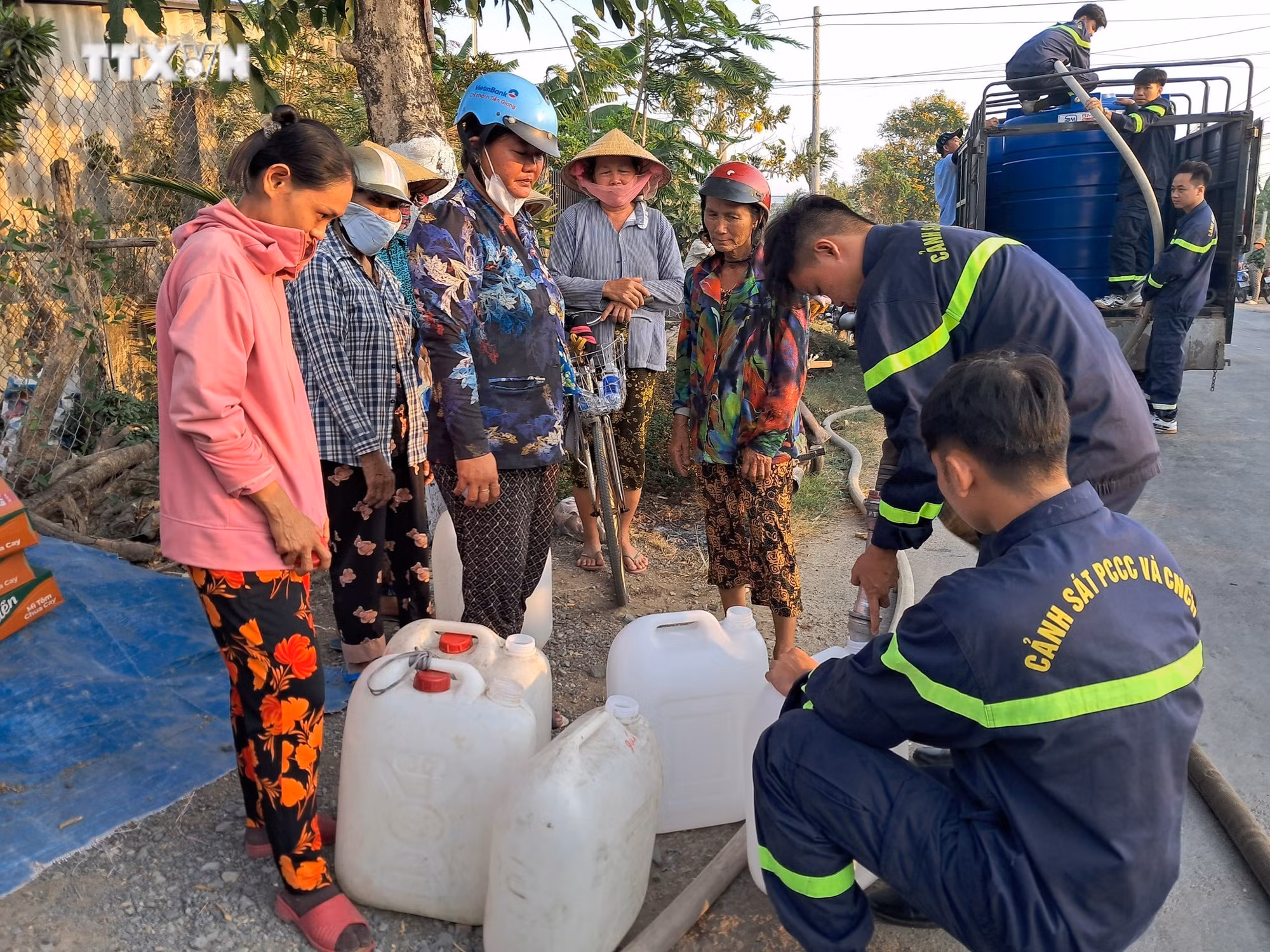 vna_potal_cong_an_tinh_tien_giang_voi_chuong_trinh_“nghia_tinh_ngay_han_man”_7316788.jpg