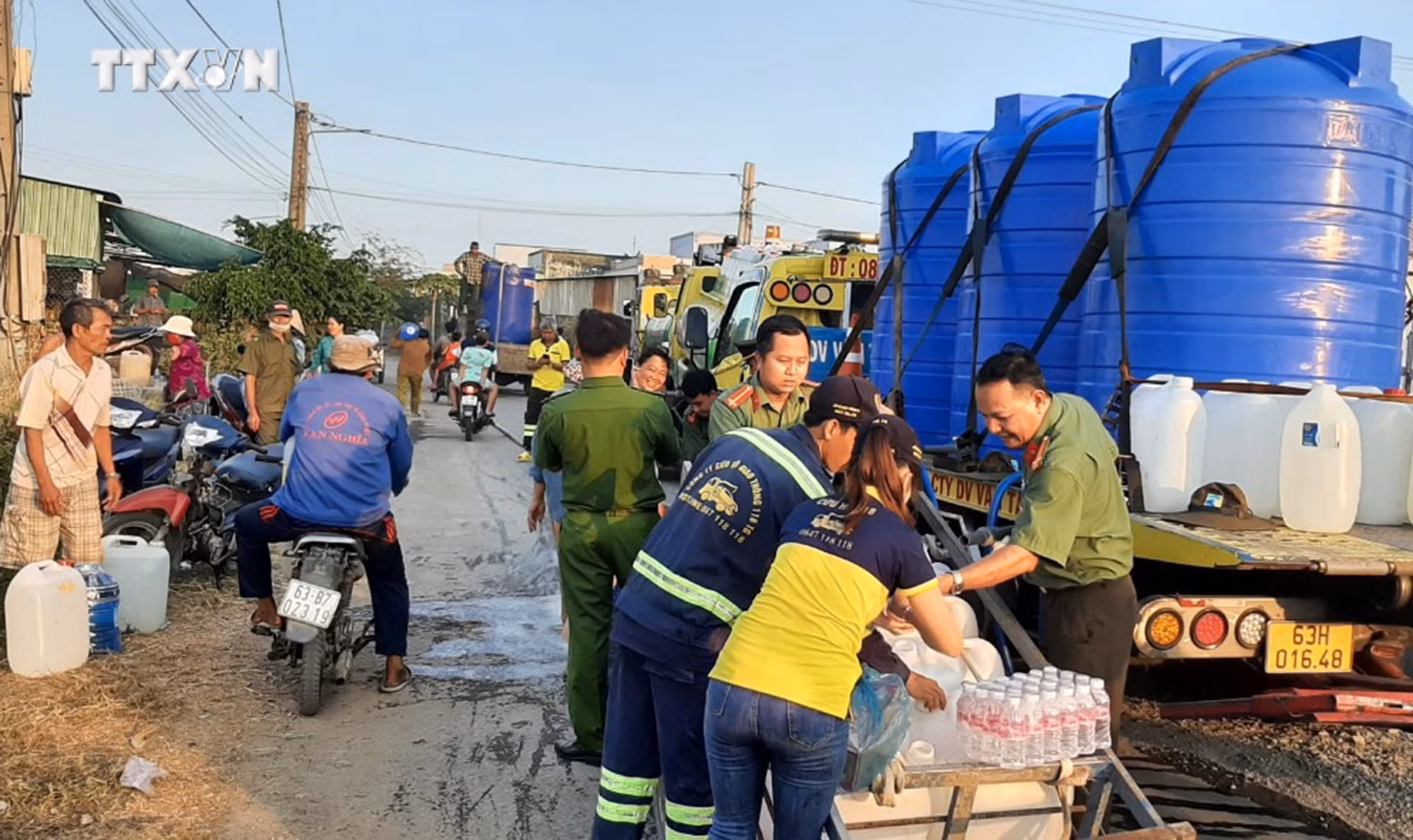vna_potal_cong_an_tinh_tien_giang_voi_chuong_trinh_“nghia_tinh_ngay_han_man”_7316797.jpg