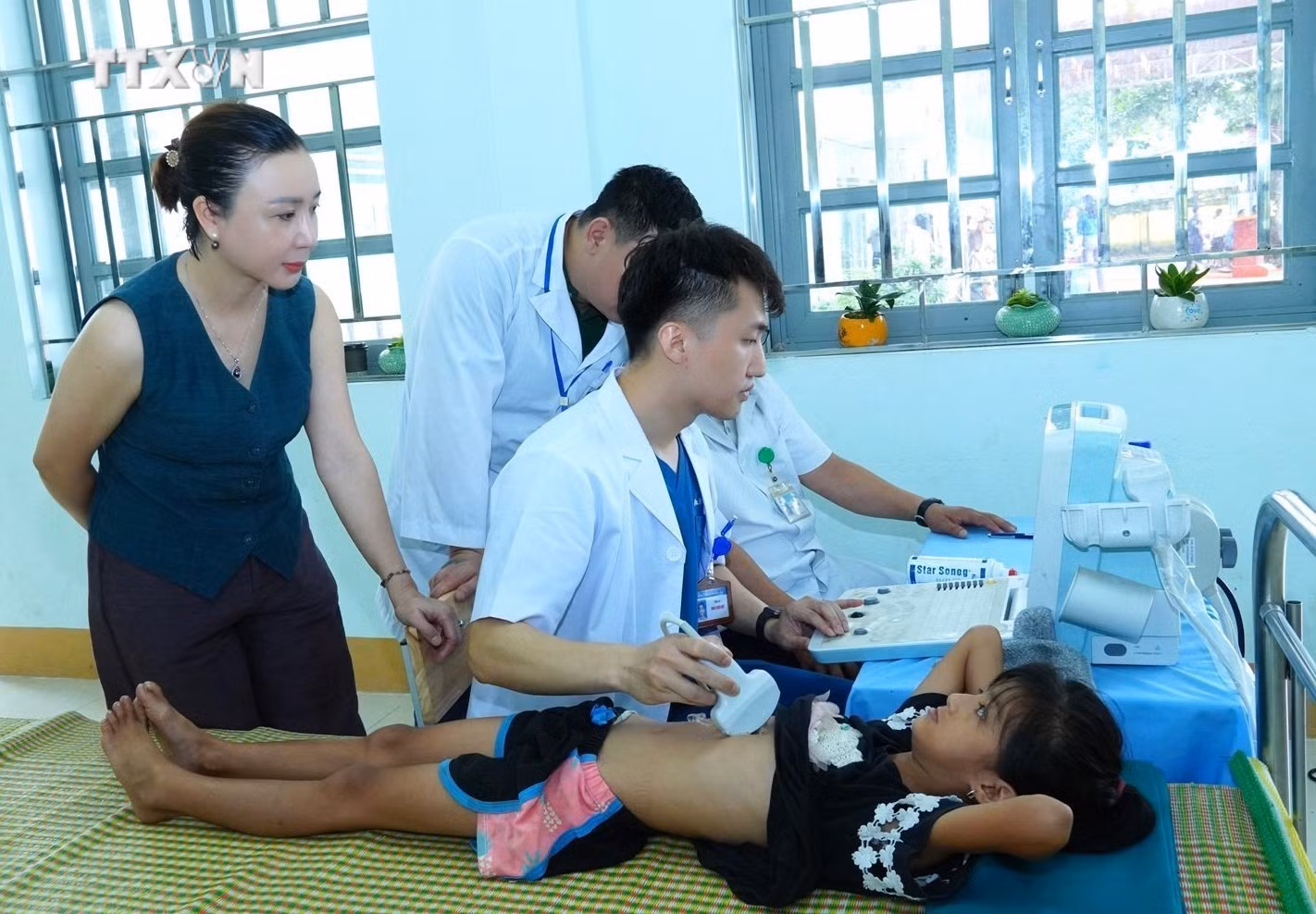 vna_potal_kham_cap_thuoc_mien_phi_va_tang_qua_cho_dong_bao_vung_cao_ha_giang_________________7473446.jpg