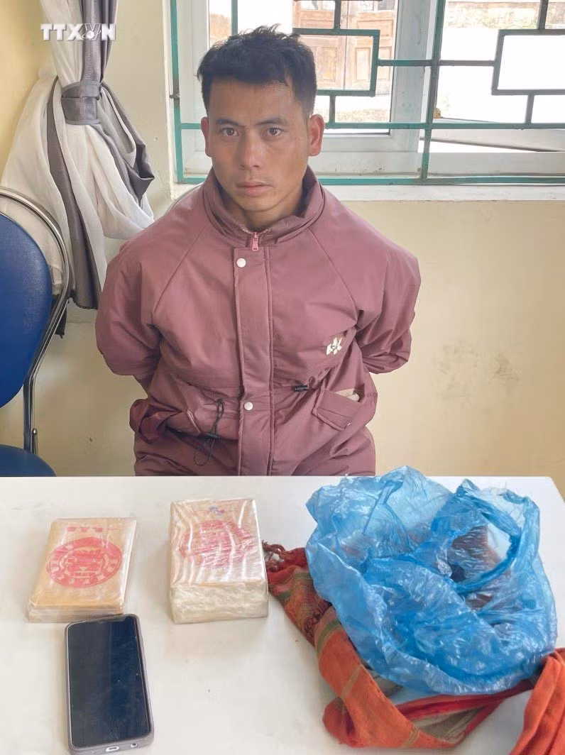vna_potal_cong_an_tinh_lai_chau_bat_doi_tuong_thu_giu_hon_7_banh_heroin_7277912.jpg