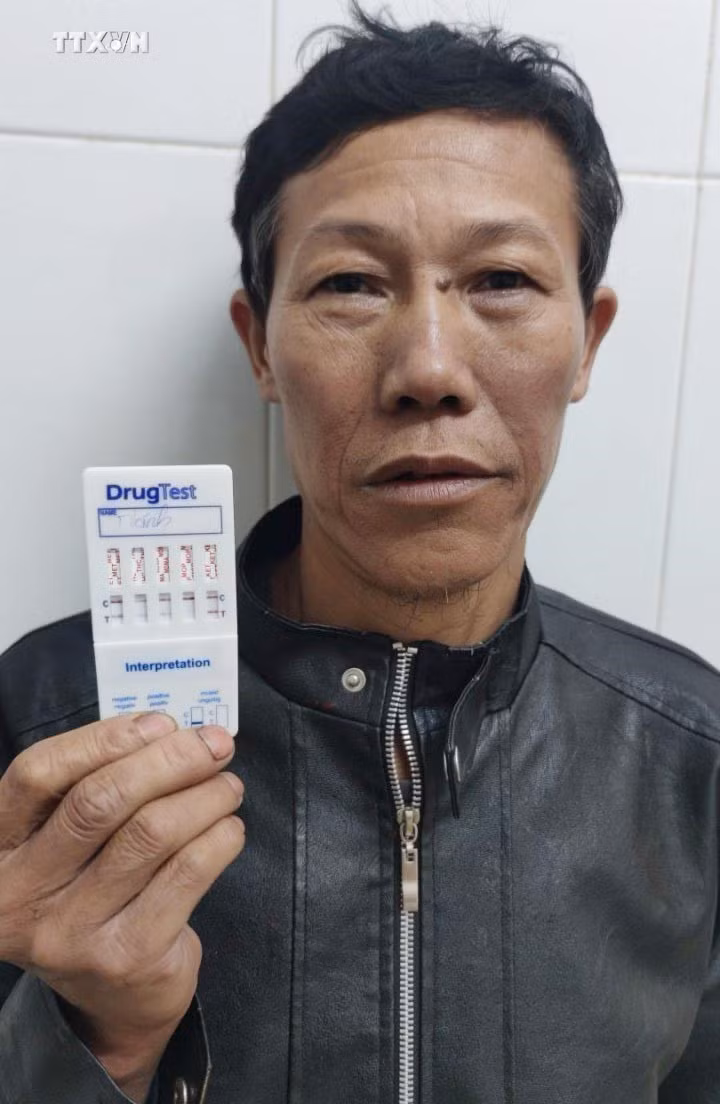 vna_potal_cong_an_tinh_lai_chau_bat_doi_tuong_thu_giu_hon_7_banh_heroin_7277916.jpg