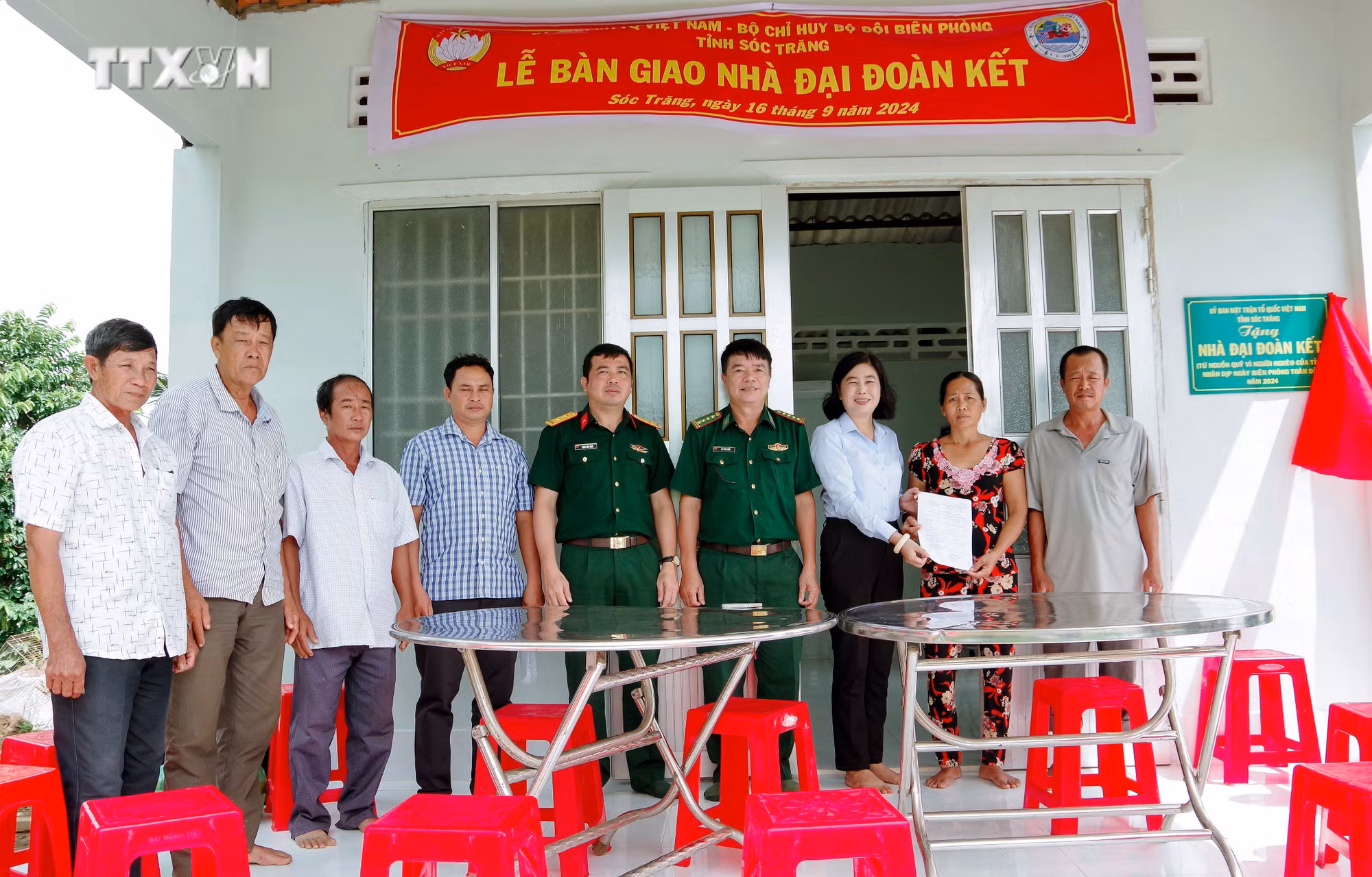 vna_potal_bo_doi_bien_phong_soc_trang_cham_lo_ho_tro_dan_ngheo_va_tre_em_vung_bien_7600769.jpg