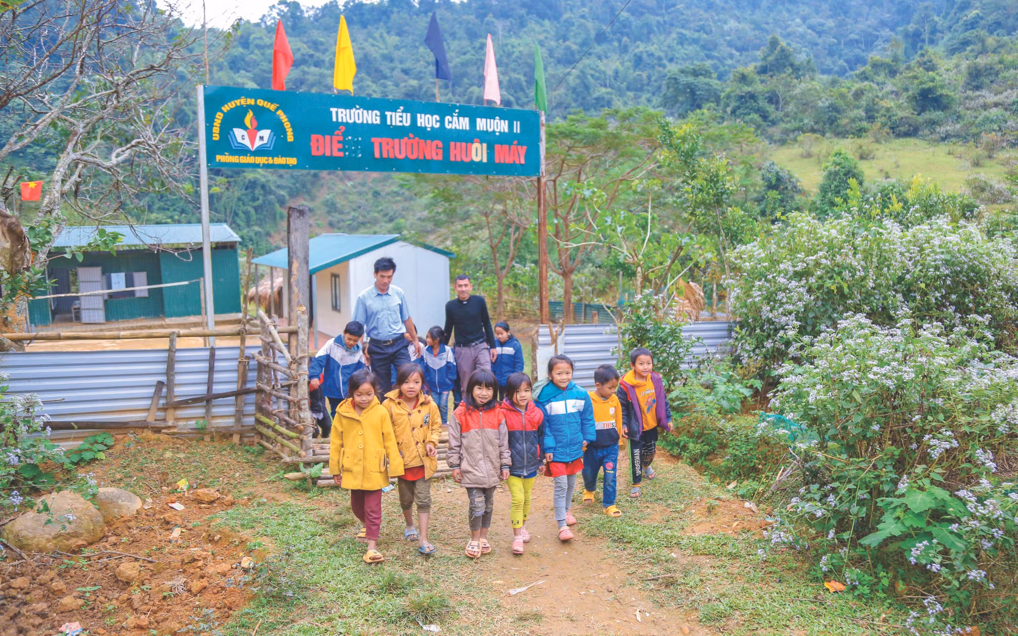1, Điểm trường Huồi Máy là nơi học tập của 19 học sinh tiểu học. Điểm trường có 2 thầy giáo cắm bản phụ trách..JPG