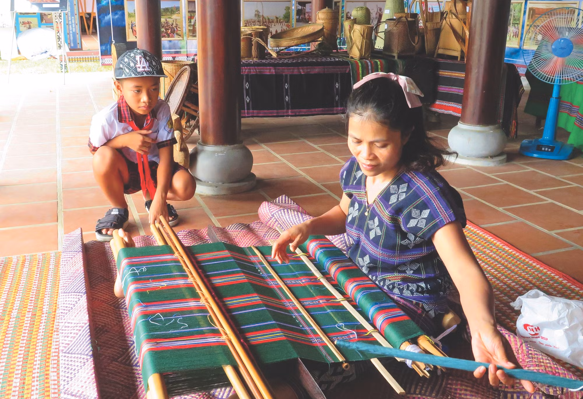 11-van hoa cac dan toc mien nui thua thien hue-tuong vi.jpg