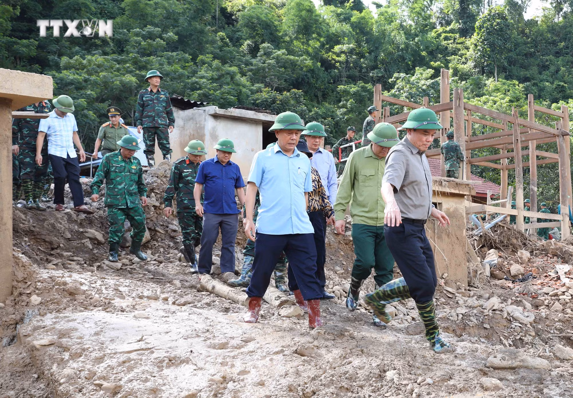 vna_potal_pho_thu_tuong_tran_luu_quang_kiem_tra_khac_phuc_hau_qua_lu_quet_o_dien_bien_7520662.jpg