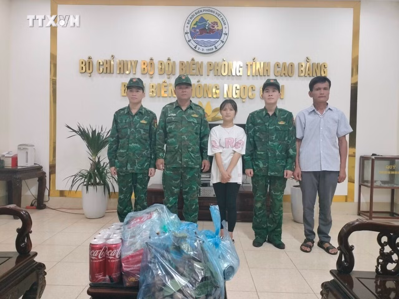 vna_potal_cao_bang_chien_si_bien_phong_dung_cam_giup_nguoi_dan_bi_lu_cuon_troi_7520639.jpg