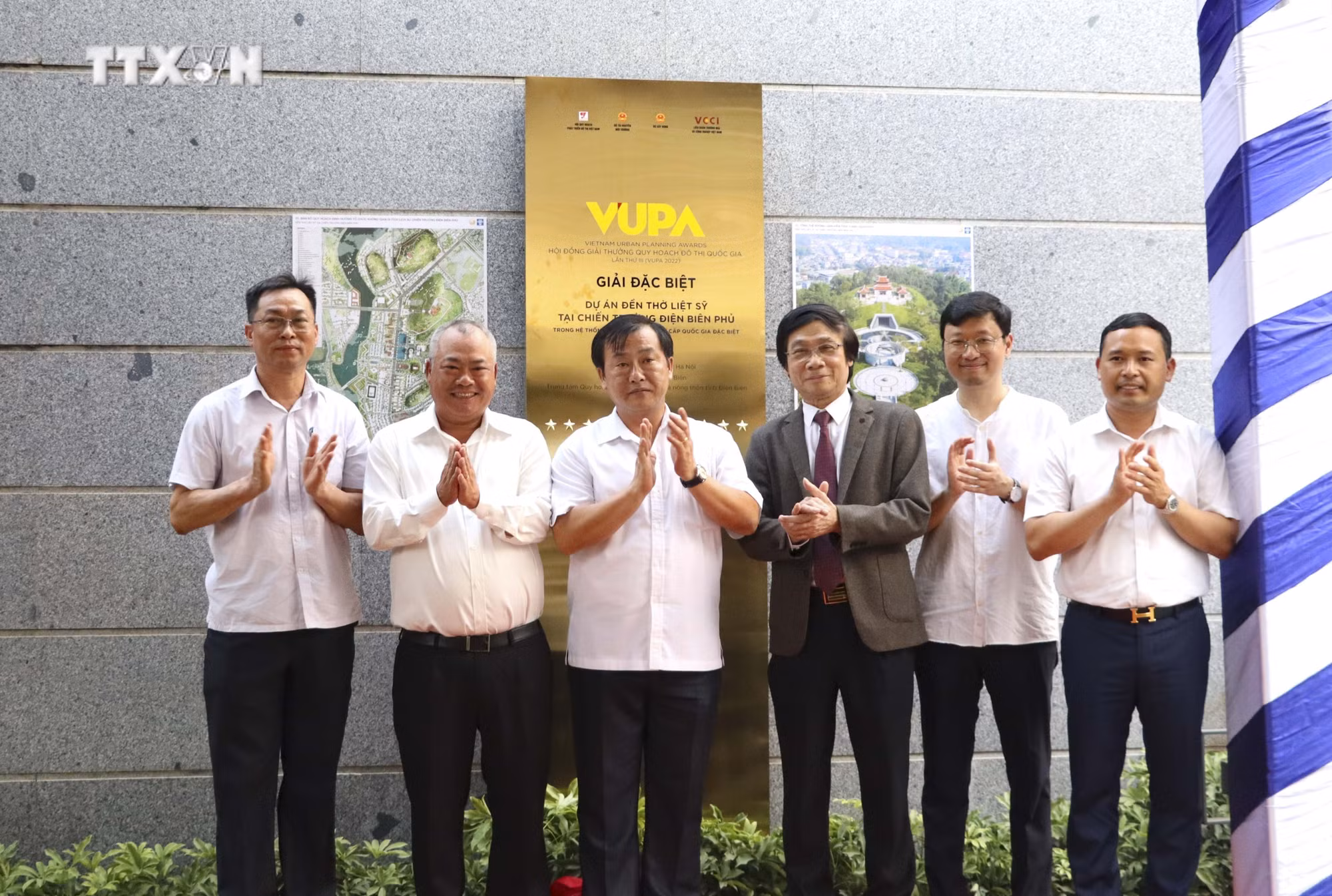 vna_potal_gan_bien_cong_trinh_dat_giai_dac_biet_giai_thuong_vupa_doi_voi_den_tho_liet_si_chien_truong_dien_bien_phu_7324058.jpg
