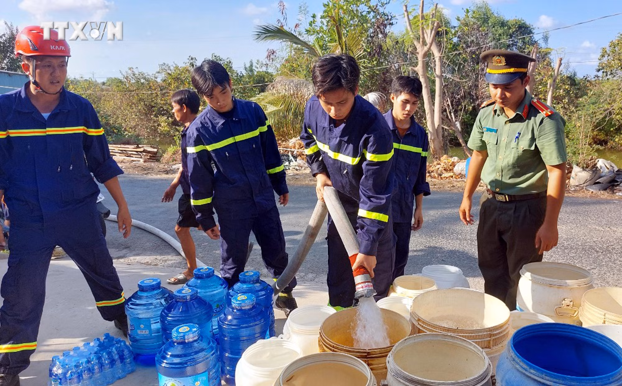 vna_potal_luc_luong_cong_an_soc_trang_cap_nuoc_mien_phi_cho_nguoi_dan_vung_han_man_7323846.jpg