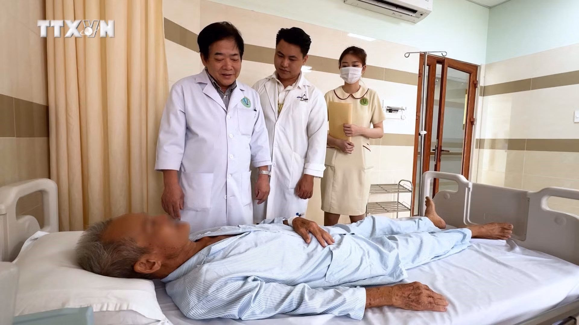 vna_potal_can_tho_hy_huu_ong_lao_82_tuoi_co_ong_sonde_jj_dai_hon_20_cm_“ngu_quen”_ca_nam_trong_bang_quang__7435288.jpg