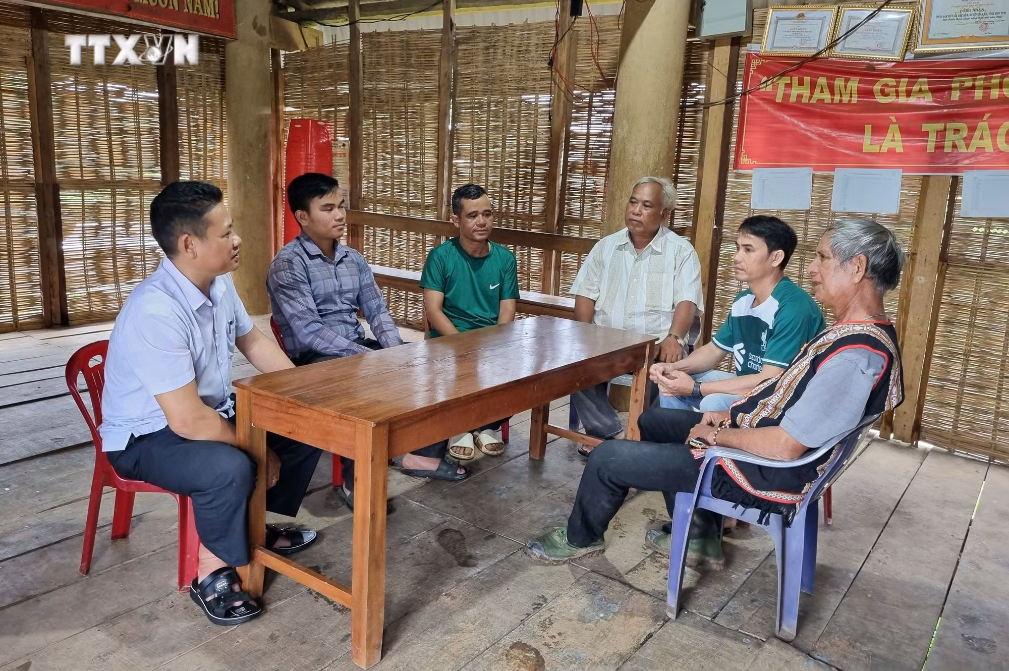 vna_potal_nguoi_dan_kon_tum_thuong_nho_tong_bi_thu_nguyen_phu_trong_7497420 (3).jpg