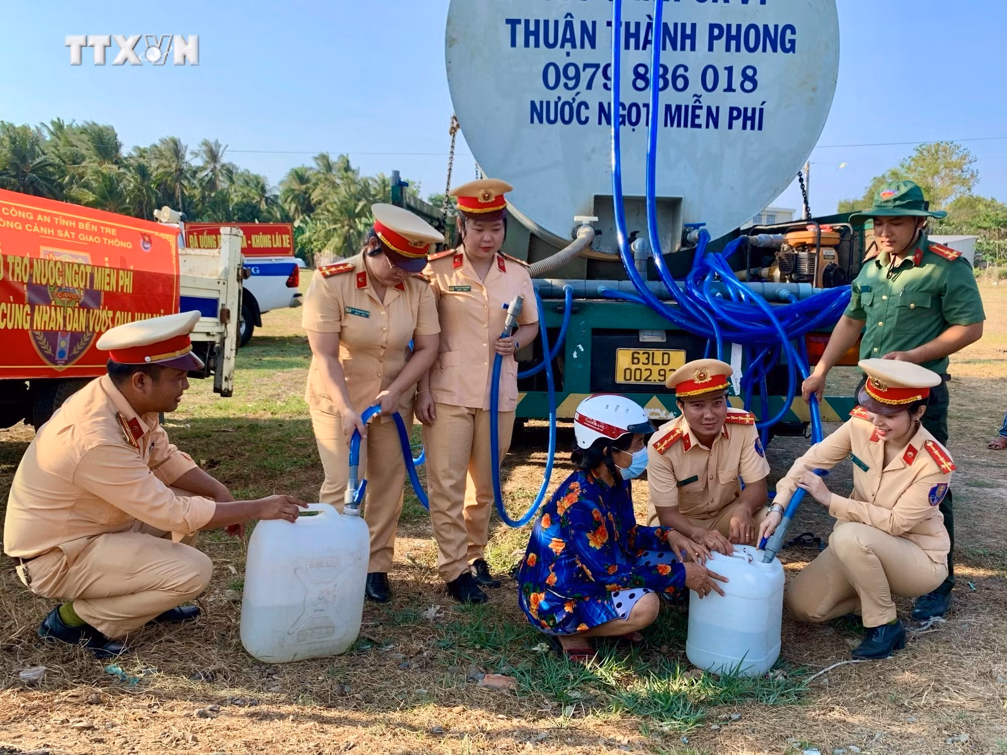 Tuổi trẻ Công an tỉnh Bến Tre hỗ trợ nước ngọt cho người dân vùng hạn, mặn ở huyện Bình Đại. Ảnh: Huỳnh Phúc Hậu - TTXVN