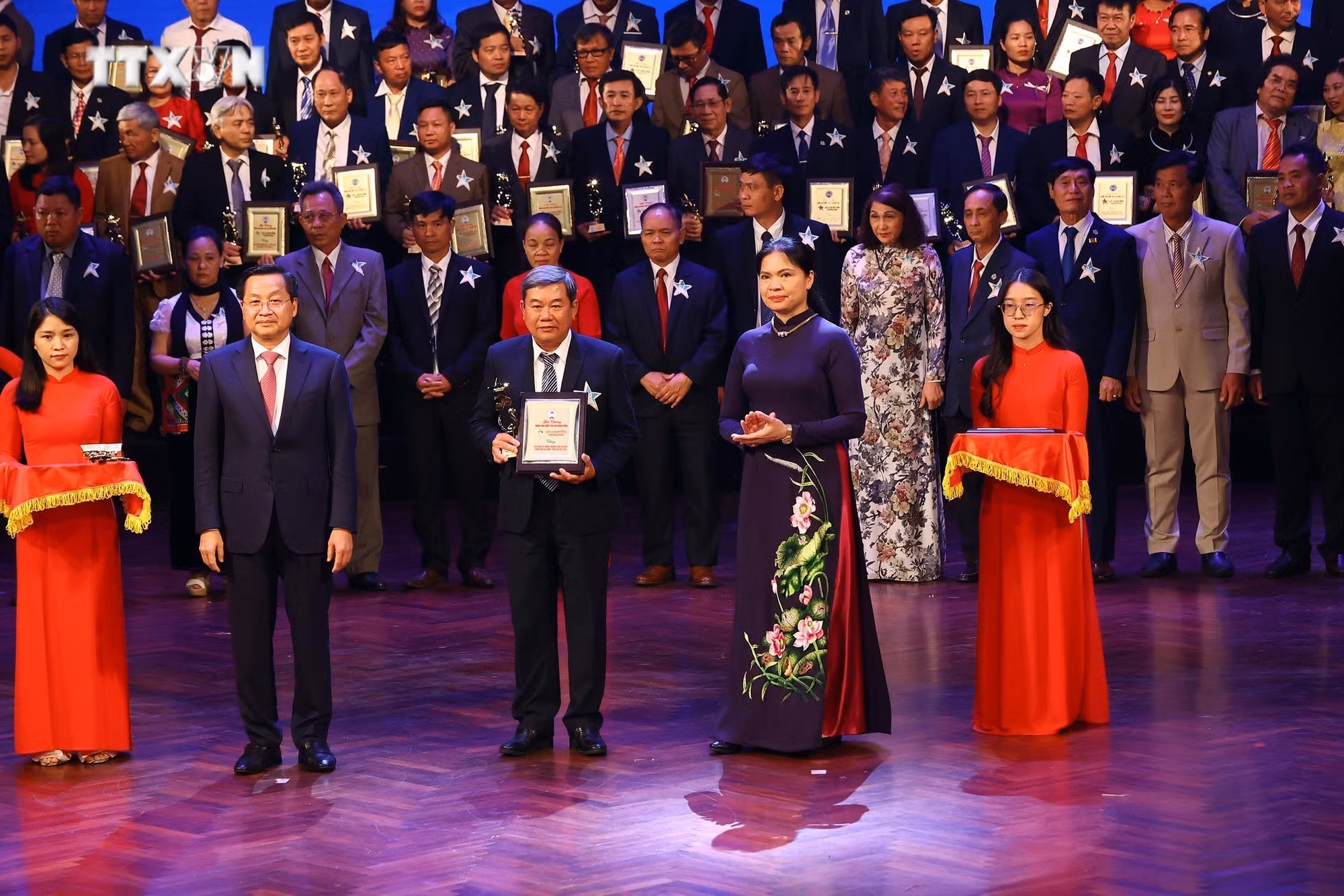 vna_potal_le_ton_vinh_hop_tac_xa_tieu_bieu_va_trao_giai_“ngoi_sao_hop_tac_xa”_lan_thu_nhat_2024_7318500.jpg