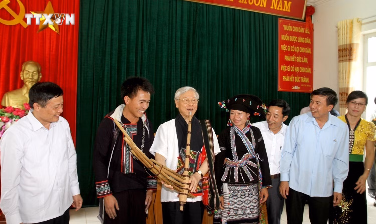 vna_potal_loi_can_dan_cua_tong_bi_thu_nguyen_phu_trong_giup_nguoi_dan_ban_bo_vuon_len_7493699.jpg