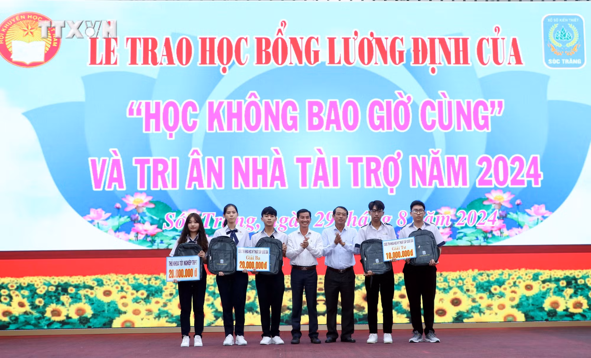 vna_potal_soc_trang_trao_hoc_bong_luong_dinh_cua_cho_570_hoc_sinh_sinh_vien_va_nguoi_hieu_hoc_tieu_bieu_7563992.jpg