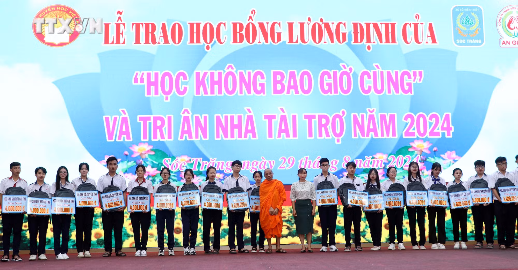 vna_potal_soc_trang_trao_hoc_bong_luong_dinh_cua_cho_570_hoc_sinh_sinh_vien_va_nguoi_hieu_hoc_tieu_bieu_7563991.jpg