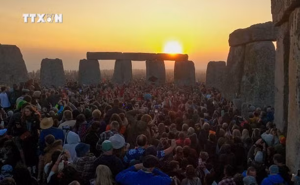 vna_potal_anh_du_khach_do_xo_den_stonehenge_ngam_binh_minh_ngay_ha_chi_7442943 (1).jpg