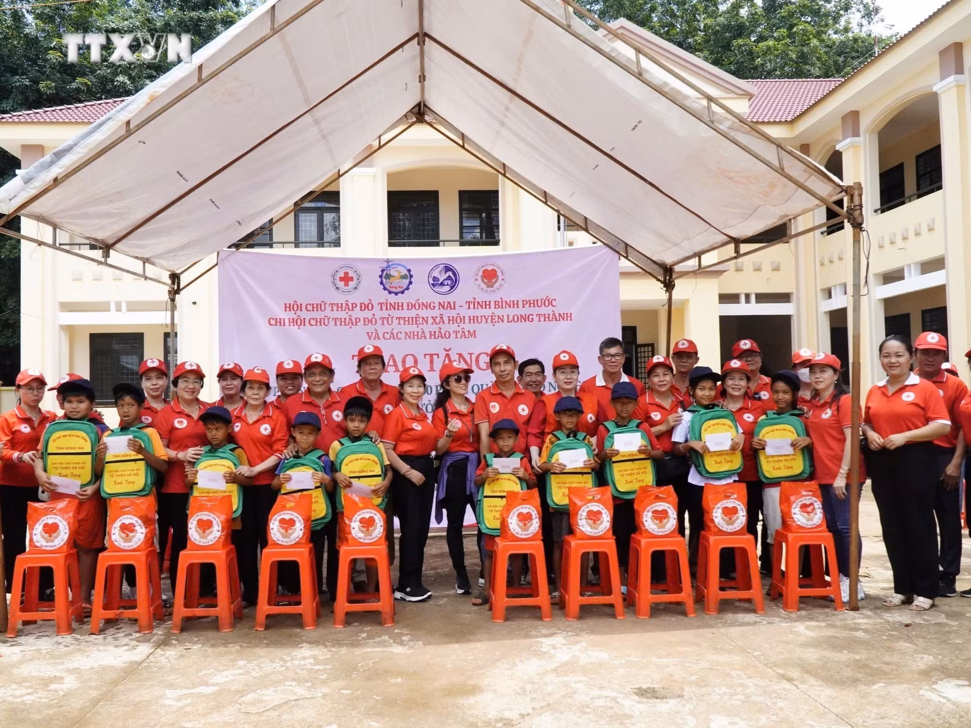 vna_potal_binh_phuoc_tang_qua_cho_ho_ngheo_hoc_sinh_dan_toc_thieu_so_7532604.jpg