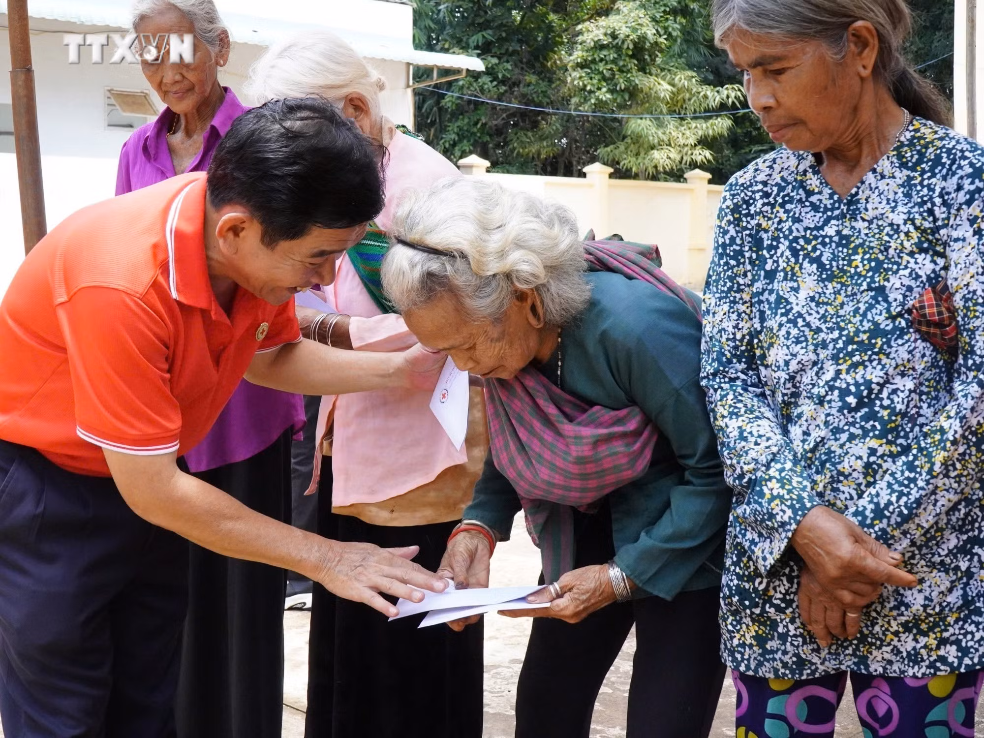 vna_potal_binh_phuoc_tang_qua_cho_ho_ngheo_hoc_sinh_dan_toc_thieu_so_7532607.jpg