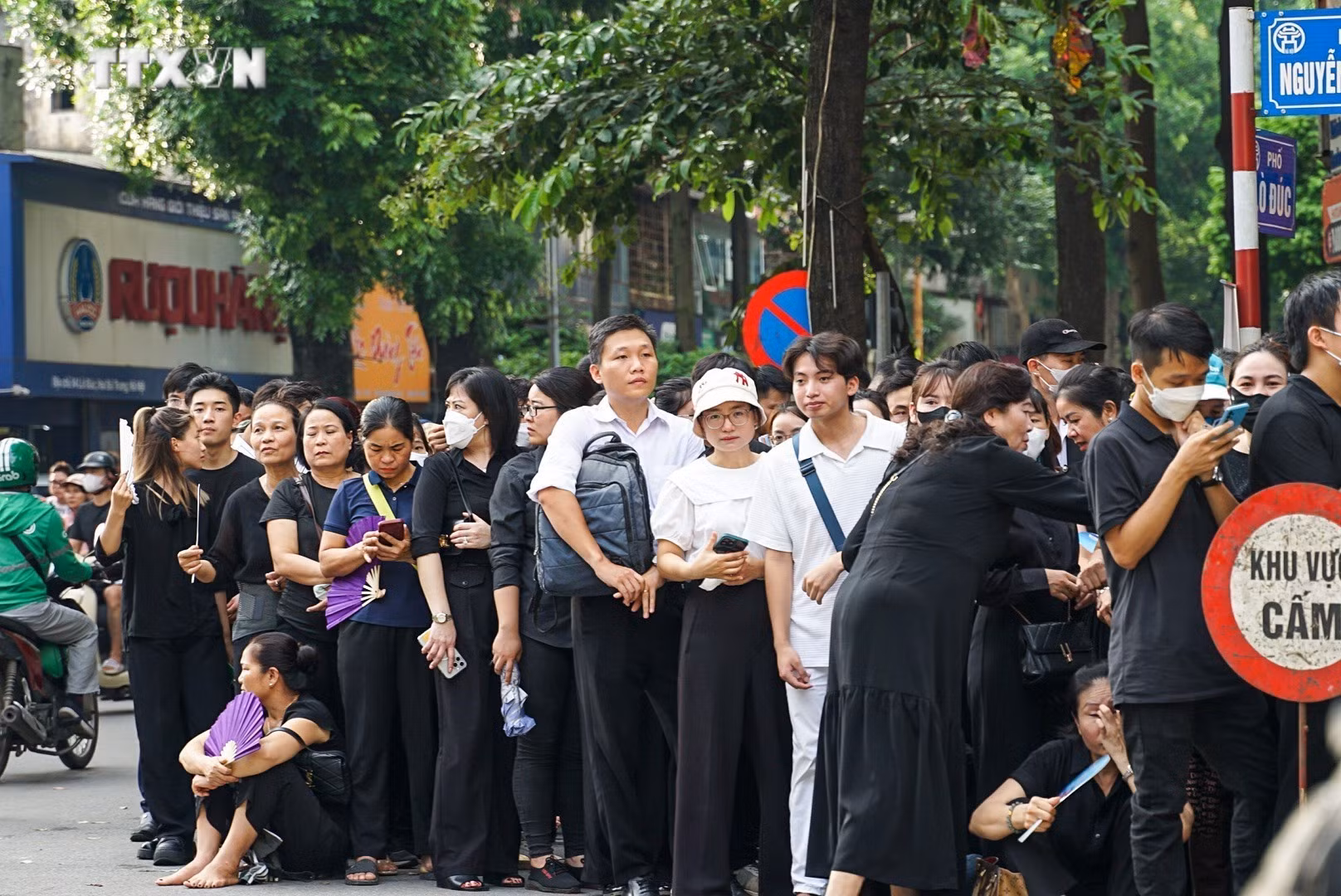 vna_potal_dong_nguoi_xep_hang_vao_vieng_tong_bi_thu_nguyen_phu_trong_7502766.jpg