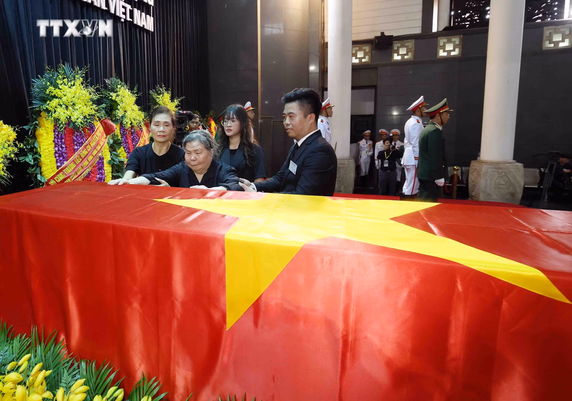 vna_potal_tiep_tuc_le_vieng_tong_bi_thu_nguyen_phu_trong__7503986.jpg