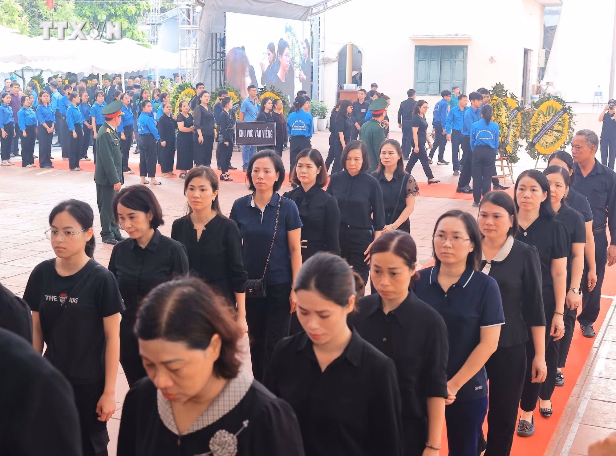 vna_potal_dong_nguoi_tiep_tuc_xep_hang_vieng_tong_bi_thu_tai_xa_dong_hoi_huyen_dong_anh__7503744.jpg