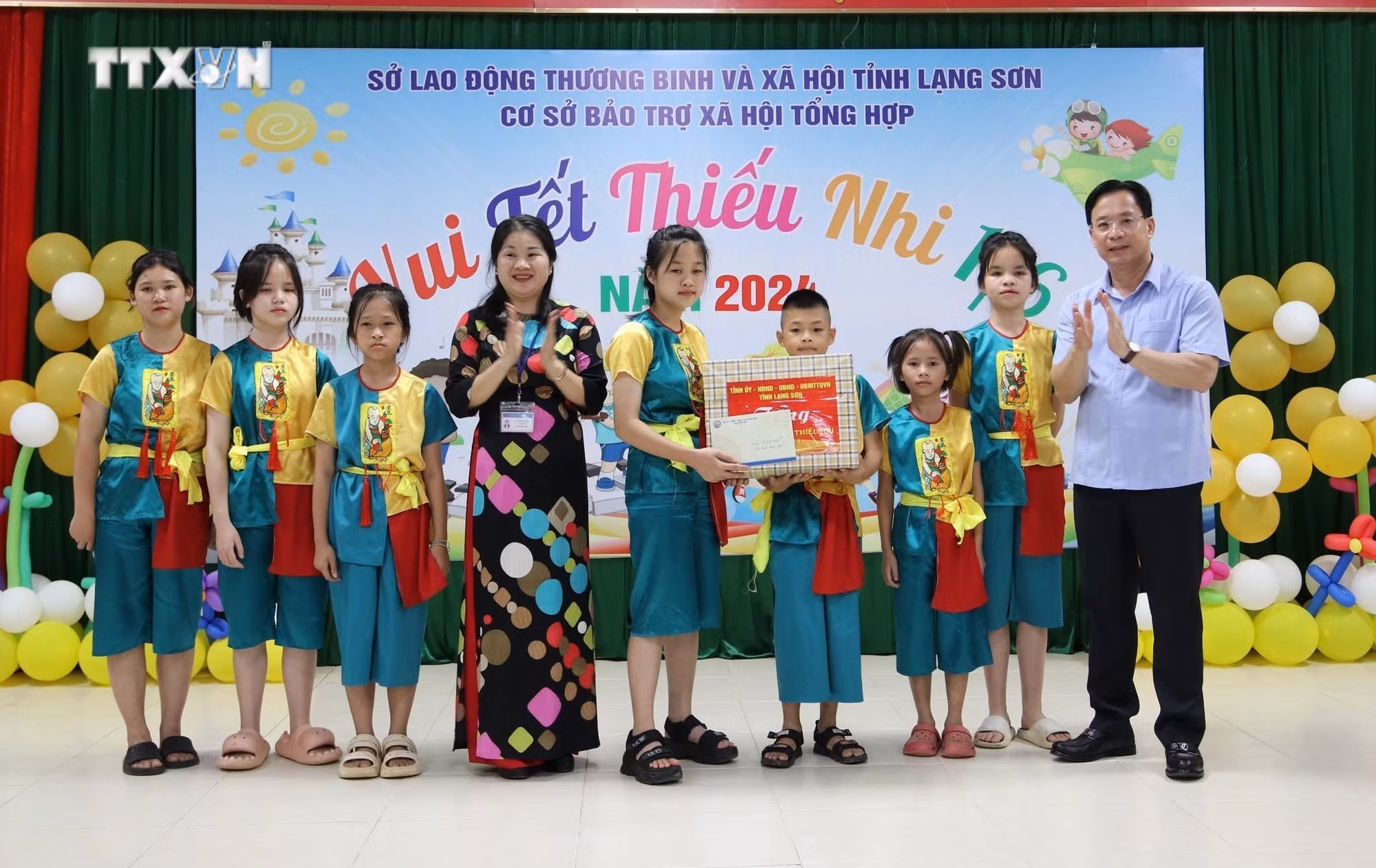 vna_potal_lanh_dao_tinh_lang_son_tham_tang_qua_tre_em_nhan_ngay_quoc_te_thieu_nhi_nam_2024_7406080.jpg