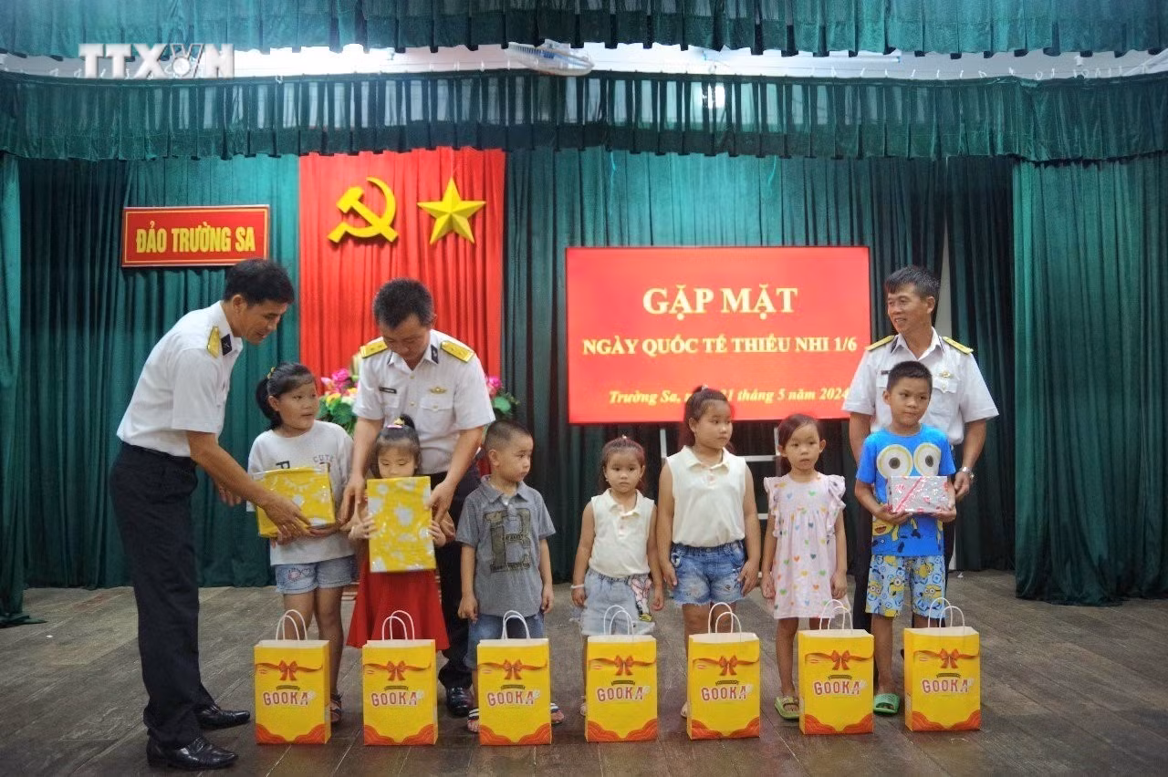 vna_potal__lu_doan_146_hai_quan_tang_hon_500_suat_qua_cho_thieu_nhi_7407104.jpg