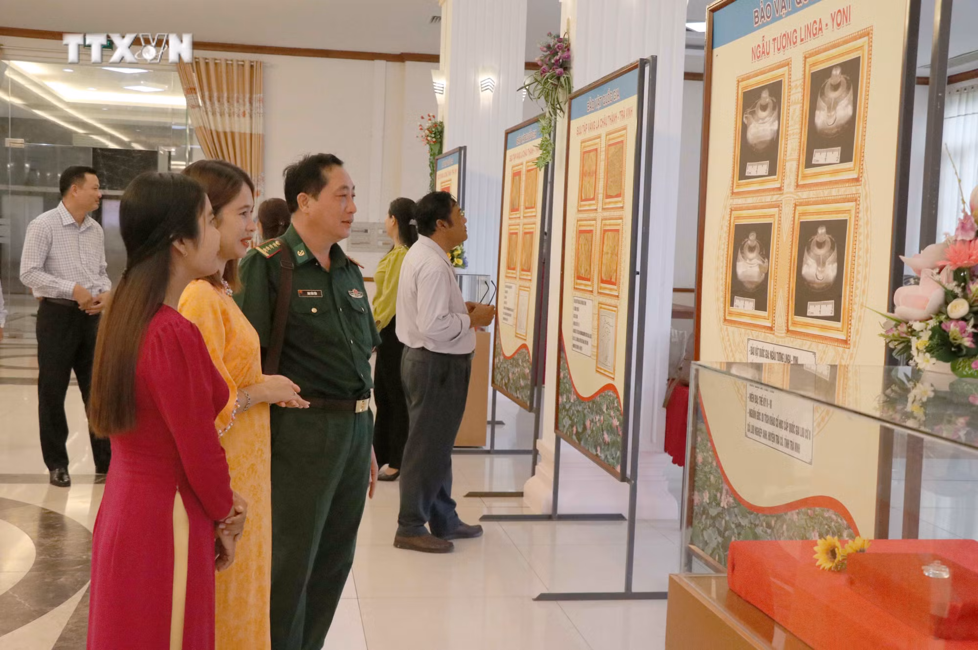 vna_potal_cong_bo_bao_vat_quoc_gia_“bo_suu_tap_vang_la_chau_thanh_tra_vinh”_7405830.jpg