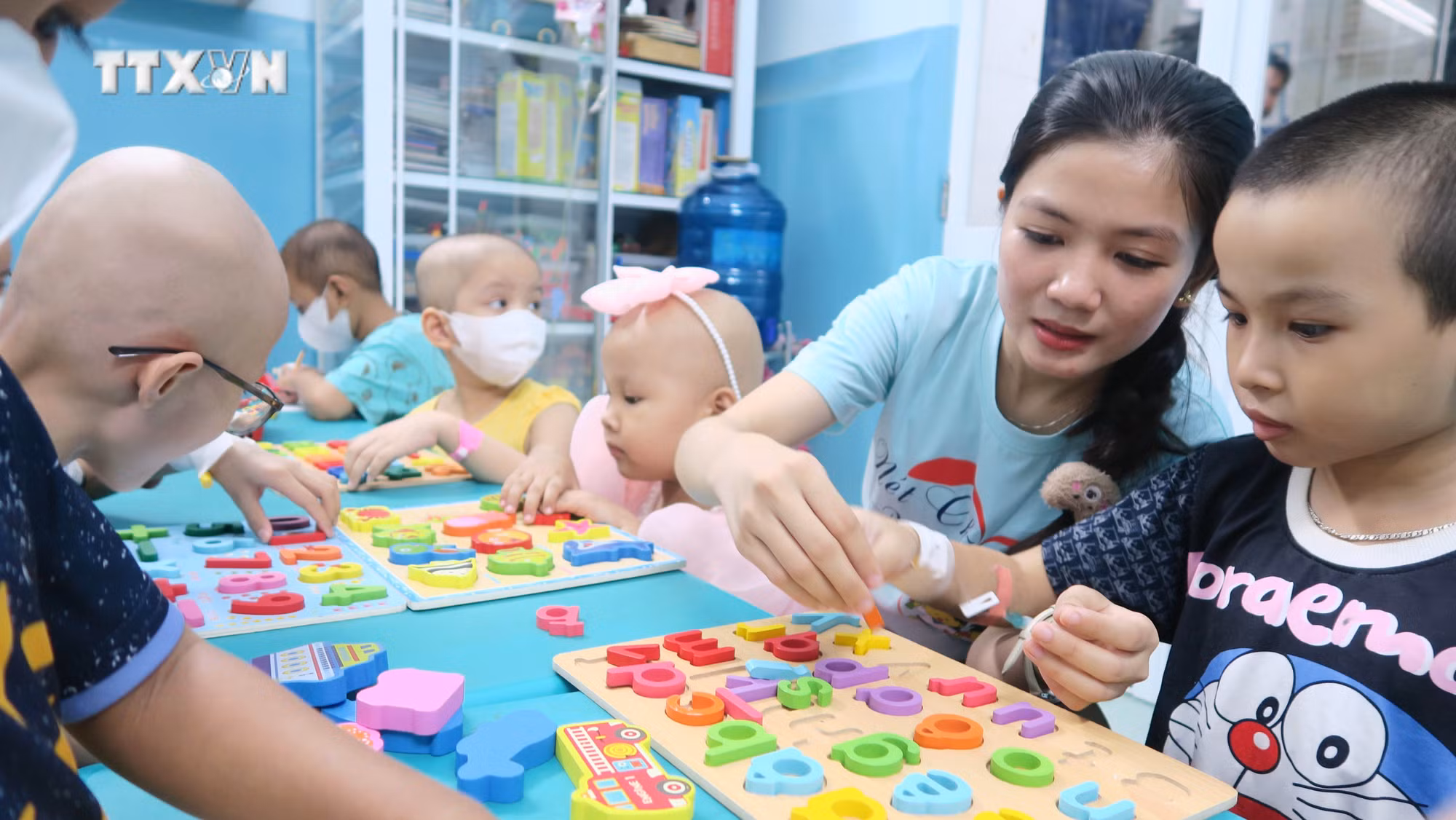 vna_potal_ngay_quoc_te_thieu_nhi_16_“lop_hoc_vui_ve”_mang_niem_vui_den_benh_nhi_ung_thu_7406690.jpg