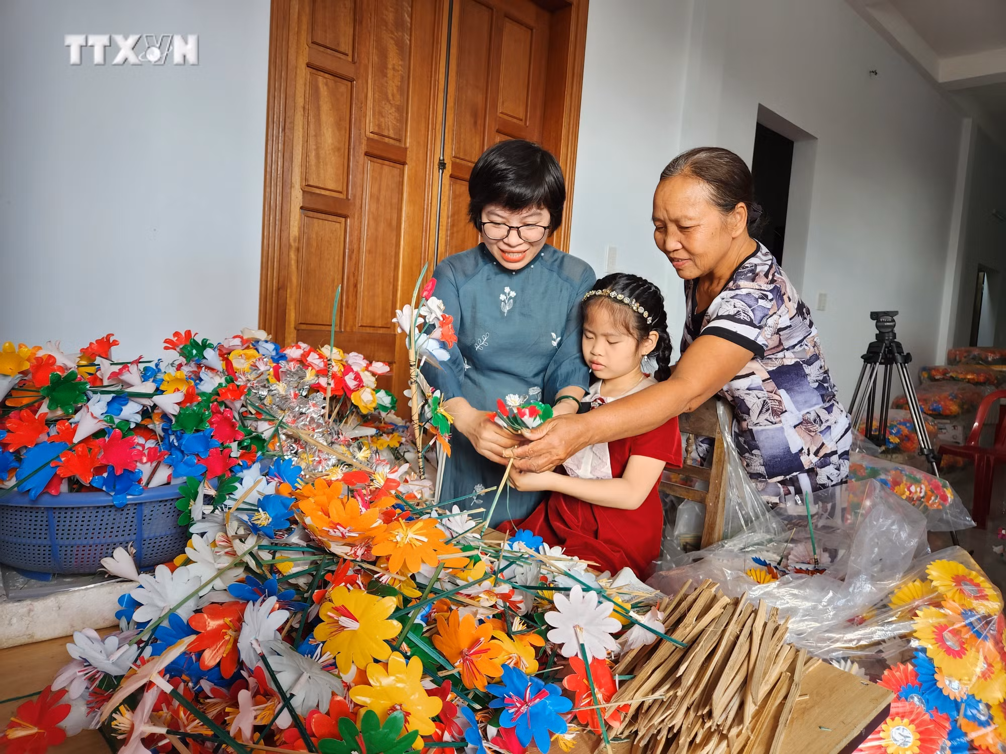vna_potal_ruc_ro_sac_xuan_o_lang_hoa_giay_thanh_tien_hue_7215600.jpg