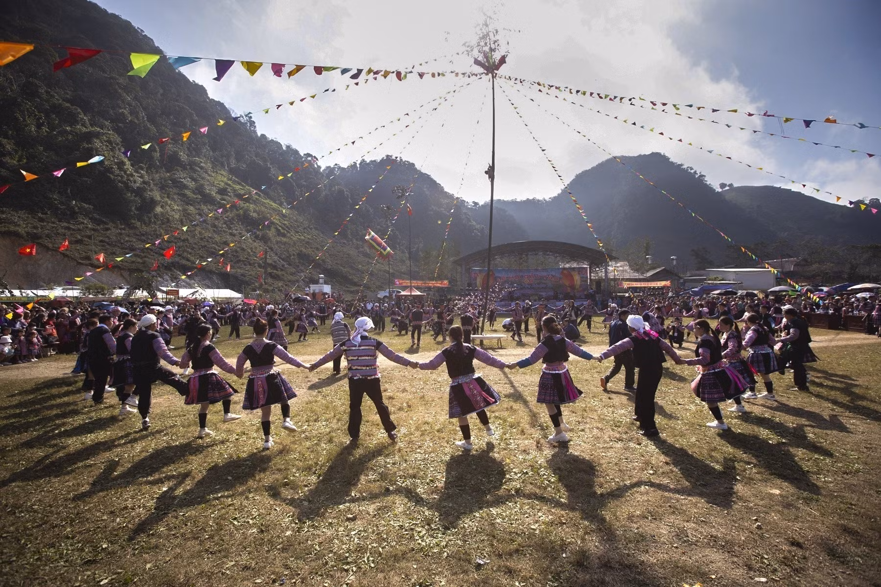 6.1-ngay xuan vui hoi Gau Tao-trong dat.jpg