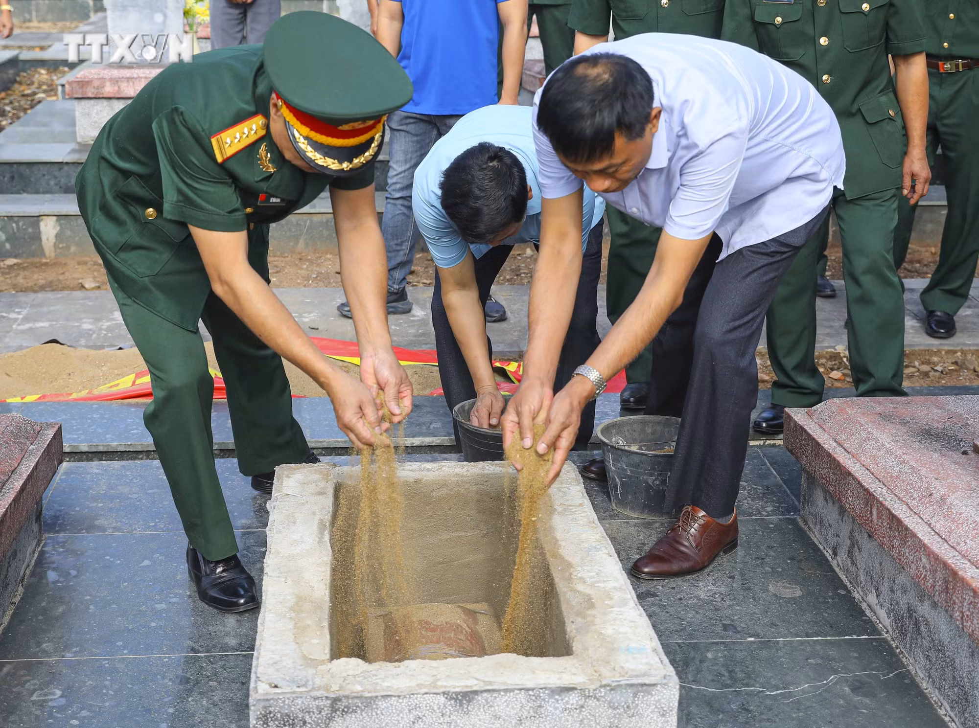 vna_potal_truy_dieu_va_an_tang_hai_cot_liet_si_hy_sinh_trong_khang_chien_chong_phap_7665754.jpg