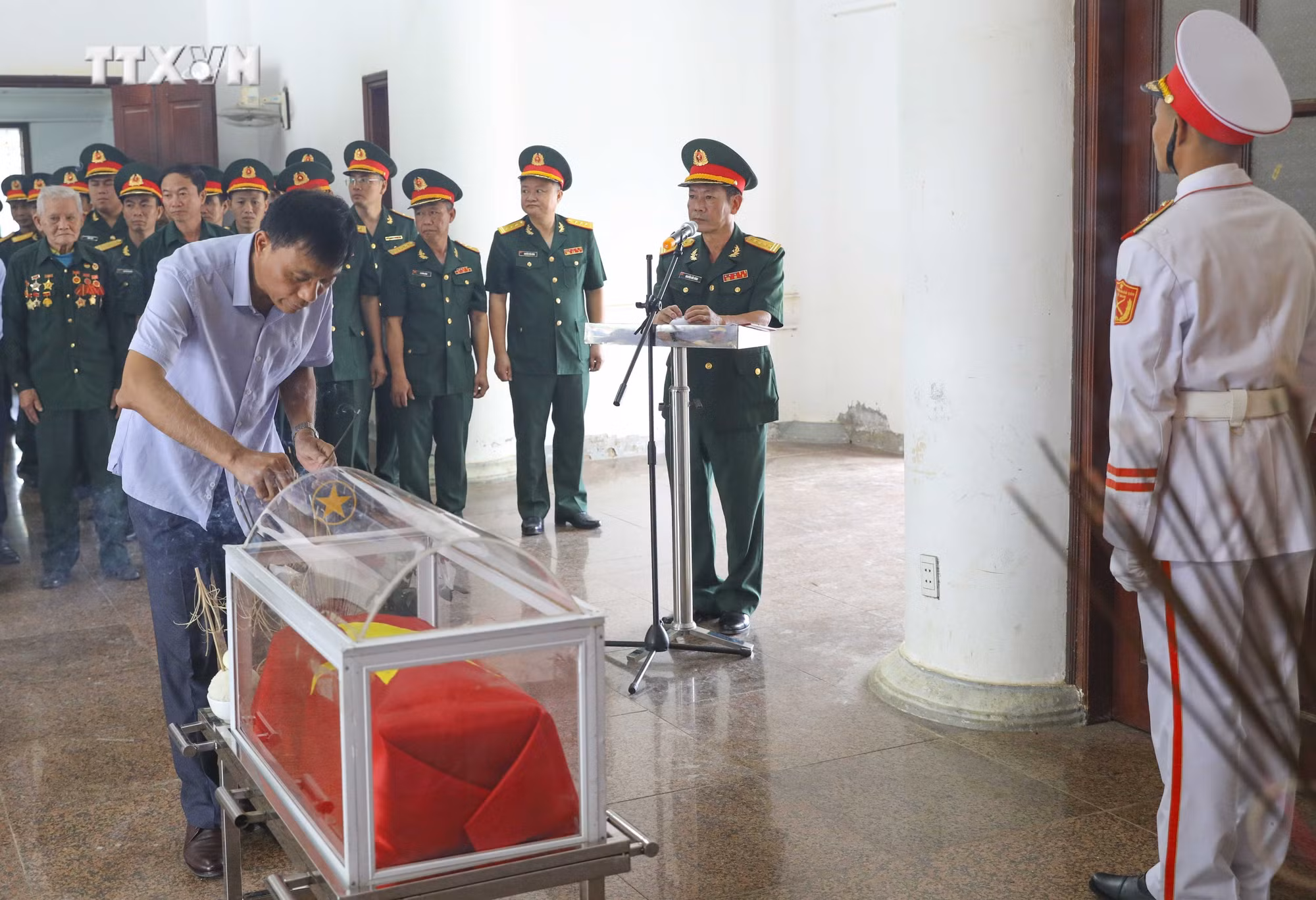 vna_potal_truy_dieu_va_an_tang_hai_cot_liet_si_hy_sinh_trong_khang_chien_chong_phap_7665751.jpg