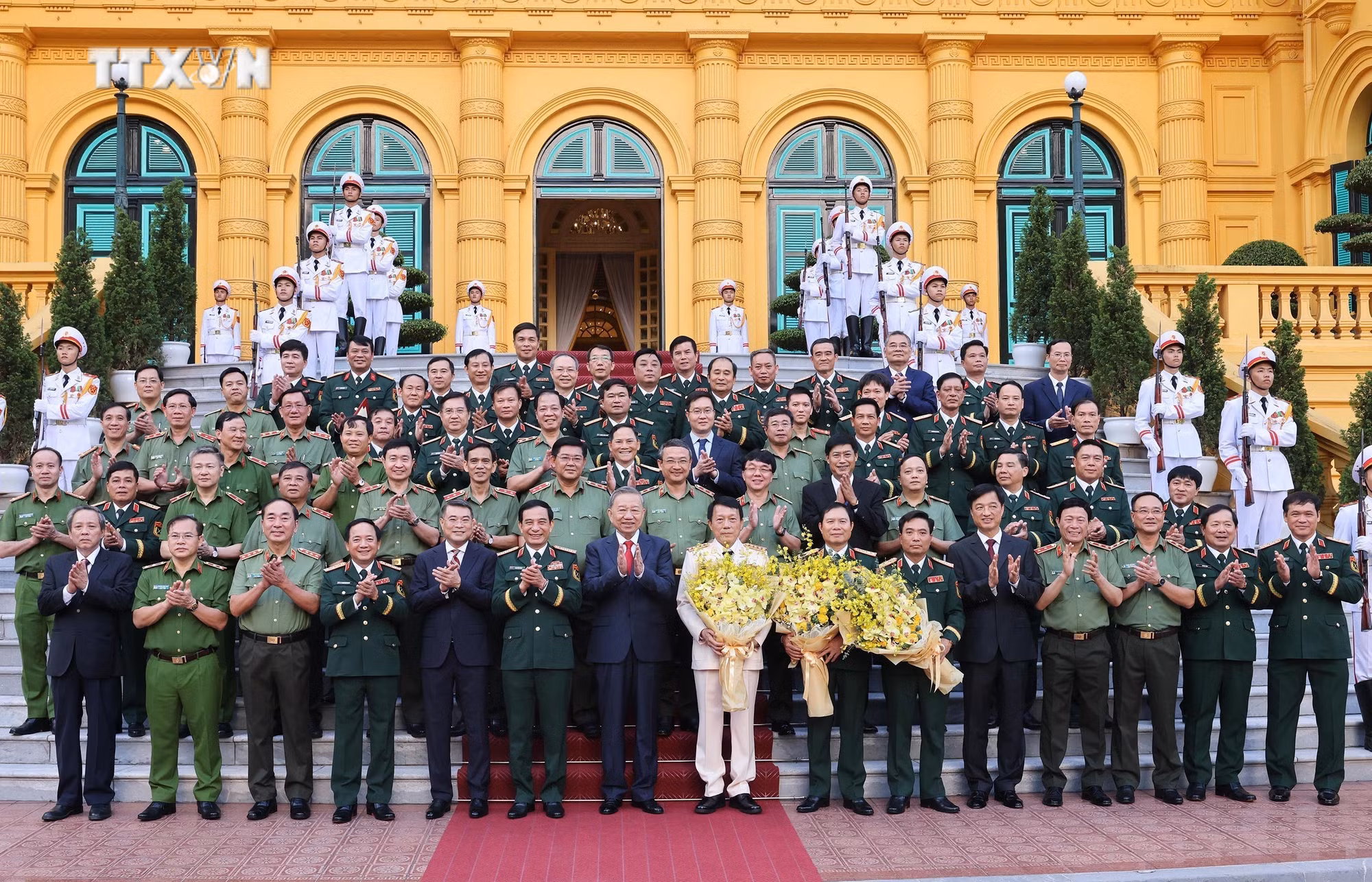 vna_potal_tong_bi_thu_chu_tich_nuoc_trao_quyet_dinh_thang_quan_ham_cap_tuong_cho_lanh_dao_bo_quoc_phong_va_bo_cong_an_7661370.jpg