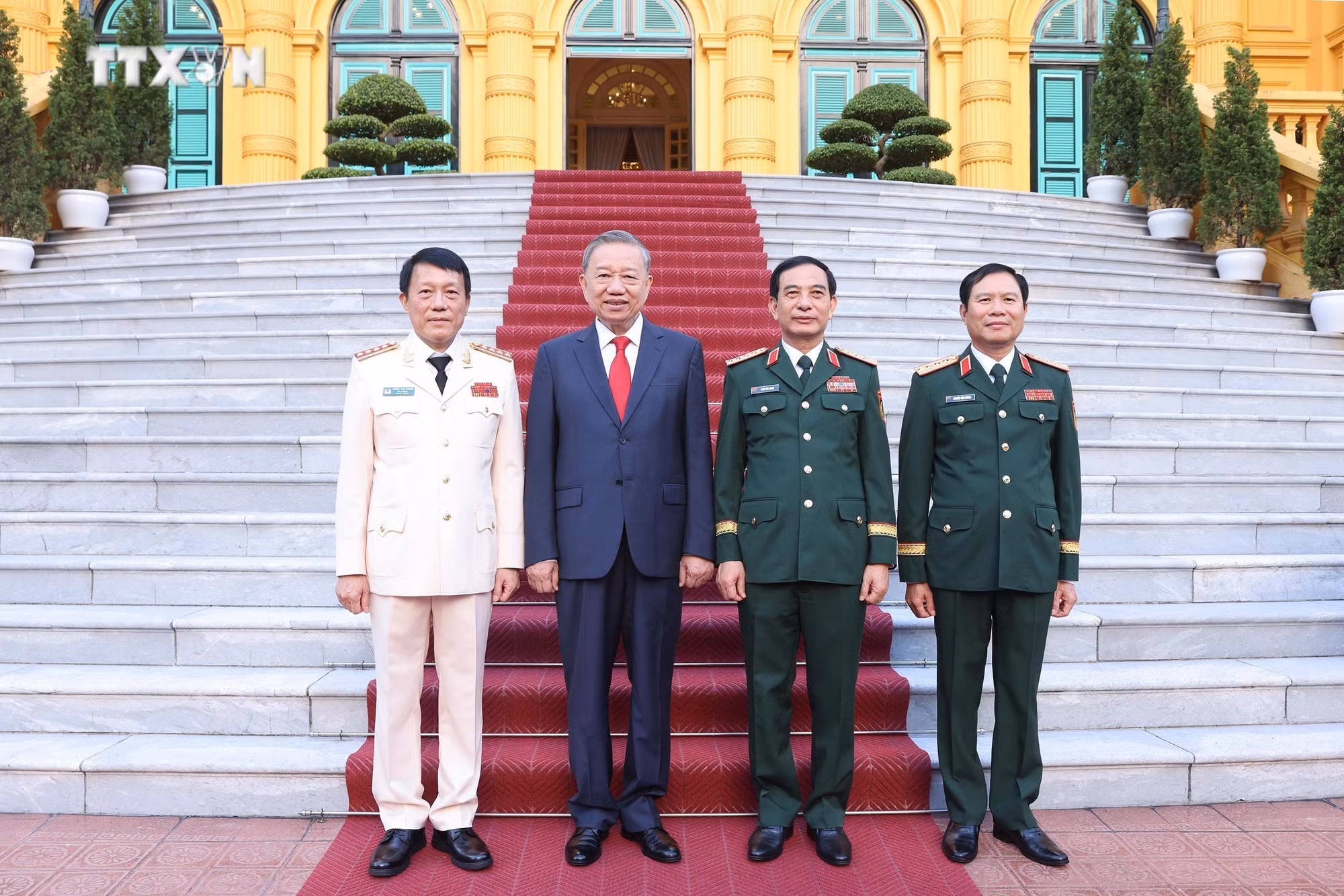 vna_potal__tong_bi_thu_chu_tich_nuoc_trao_quyet_dinh_thang_quan_ham_cap_tuong_cho_lanh_dao_bo_quoc_phong_va_bo_cong_an_7661387.jpg