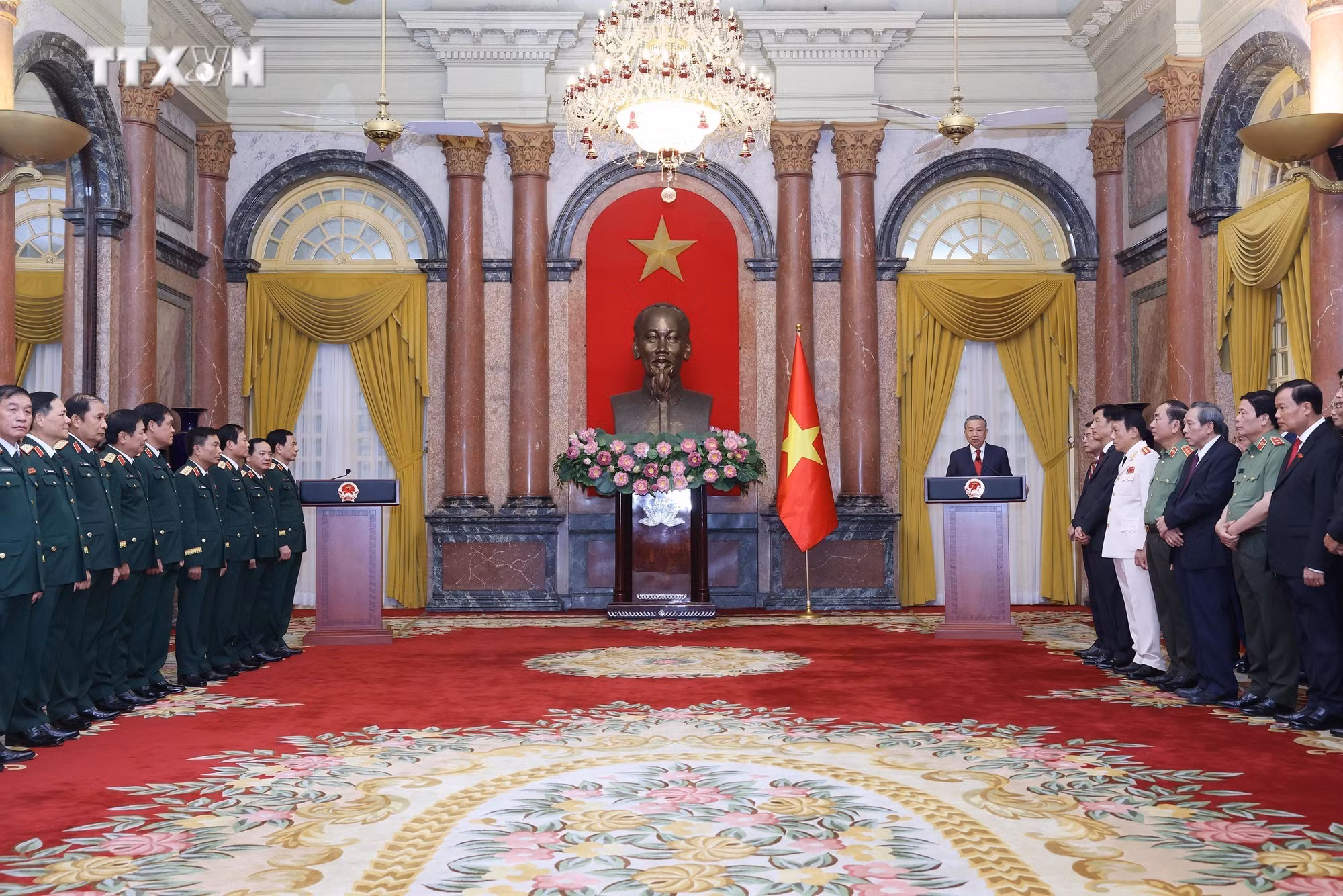 vna_potal_tong_bi_thu_chu_tich_nuoc_trao_quyet_dinh_thang_quan_ham_cap_tuong_cho_lanh_dao_bo_quoc_phong_va_bo_cong_an_7661374.jpg