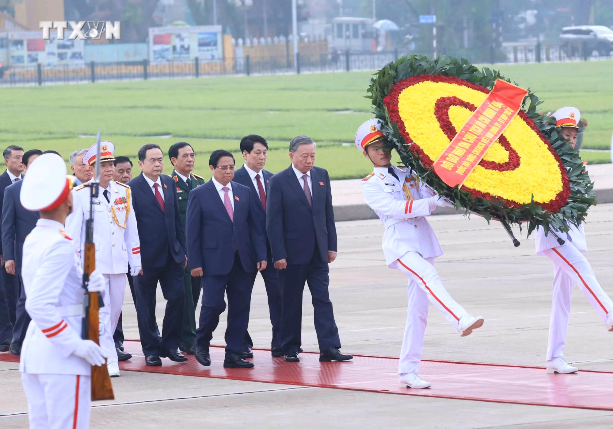 vna_potal_dai_bieu_quoc_hoi_du_ky_hop_thu_8_vao_lang_vieng_chu_tich_ho_chi_minh_7661817.jpg