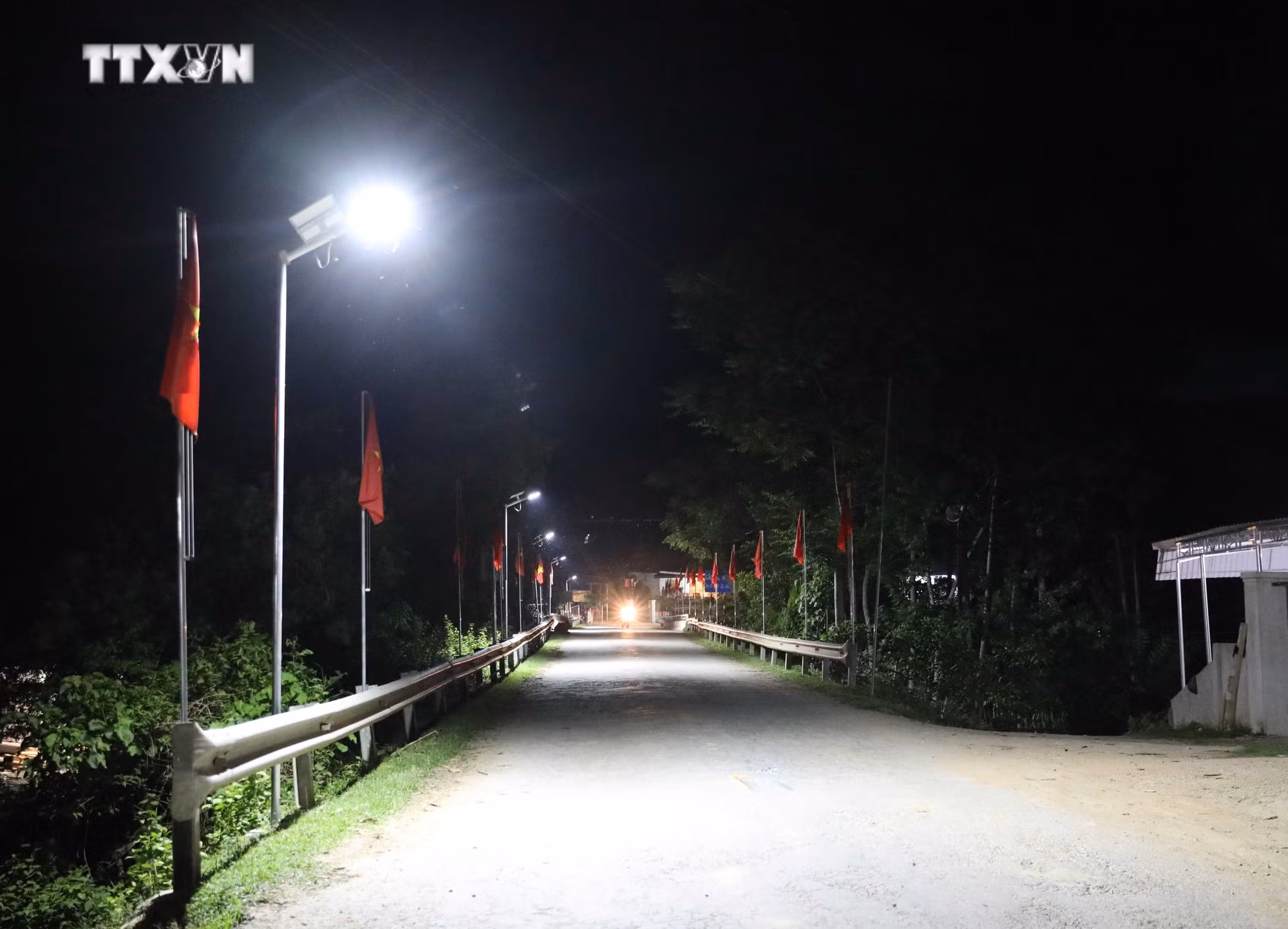 vna_potal_hieu_qua_du_an_den_nang_luong_mat_troi_tai_cac_ban_kho_khan_mien_tay_nghe_an_7407861.jpg