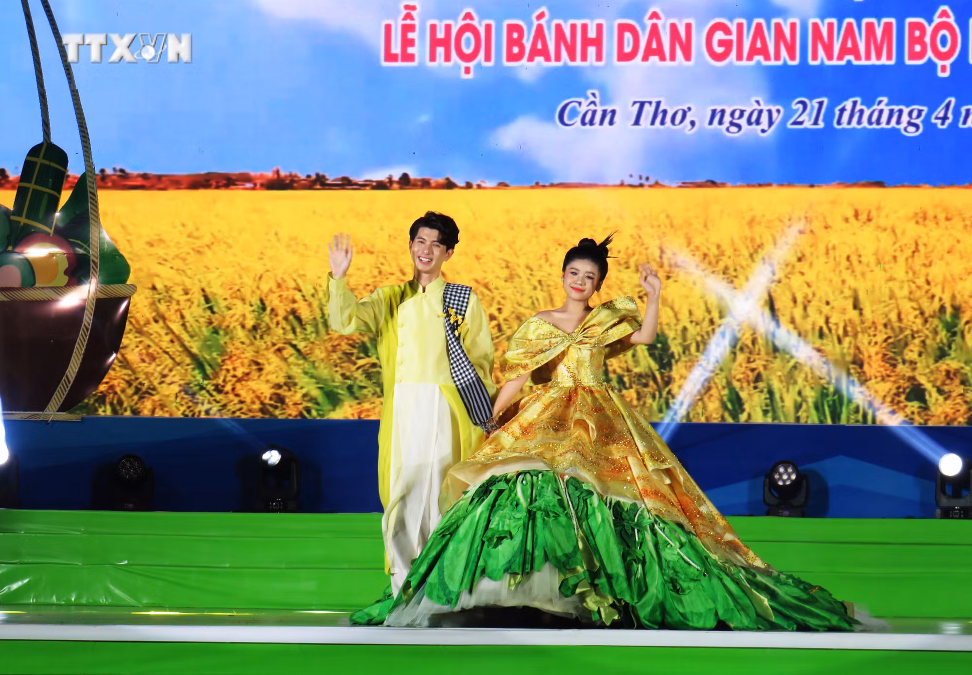 vna_potal_be_mac_le_hoi_banh_dan_gian_nam_bo_lan_thu_xi_nam_2024_7334051.jpg