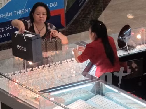 Giá vàng SJC đã tăng 30.000 đồng, thoát những chuỗi ngày "u ám"