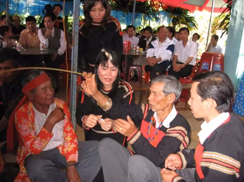 Lễ cầu sức khỏe của đồng bào Ê - đê