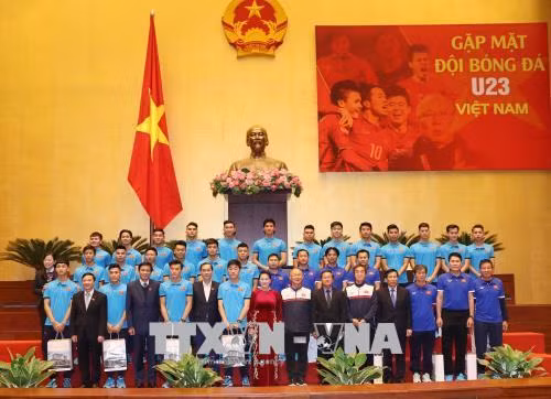Chủ tịch Quốc hội và đội U23 cùng ký tên lên lá cờ tượng trưng cho 54 dân tộc Việt Nam