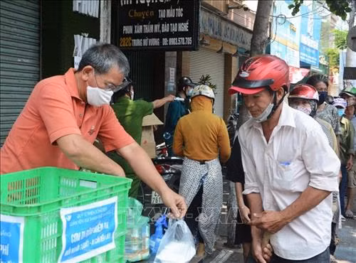 Dịch COVID-19: Những suất ăn gắn kết tình người