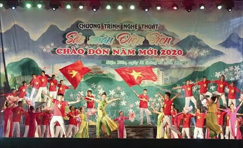 Người dân cả nước tưng bừng chào đón năm mới 2020