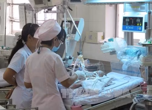Tăng giá dịch vụ y tế: Người nghèo, người có thẻ bảo hiểm được lợi