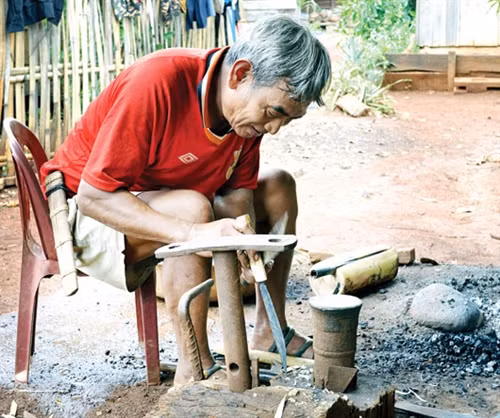 Người giữ nghề rèn truyền thống của đồng bào Mông ở Đắk Ngo