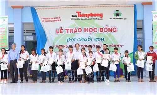 Học bổng “Đọt chuối non” và chương trình “Cơm có thịt Tây Nguyên” đến với học sinh nghèo vượt khó Gia Lai