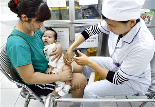 Thực hiện đúng hướng dẫn của cán bộ y tế về chăm sóc, theo dõi trẻ sau tiêm vắc xin ComBE Five