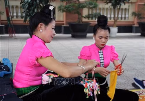 Hoạt động trải nghiệm "Sắc màu văn hóa Thái Sơn La"