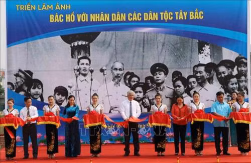 Triển lãm ảnh “Bác Hồ với nhân dân các dân tộc Tây Bắc”